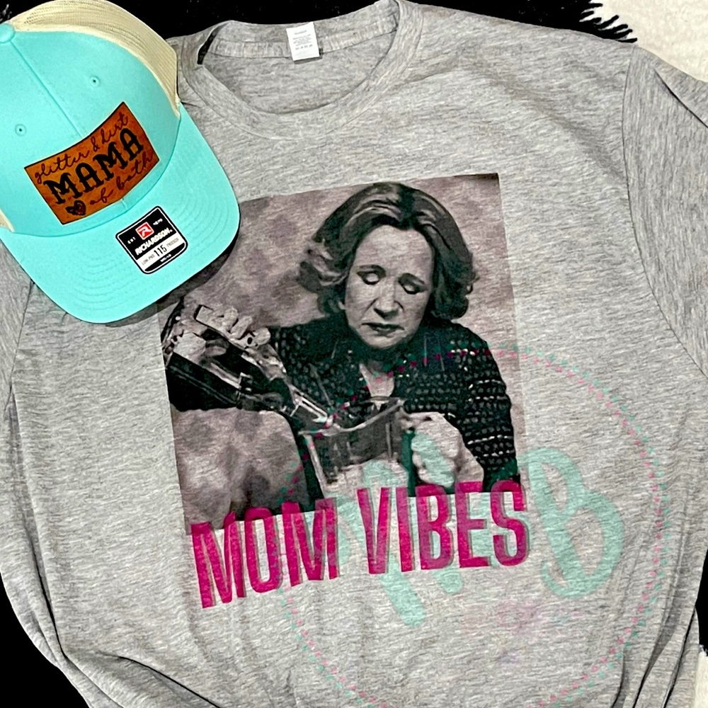 Mom vibes graphic tee